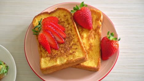 French-Toast-Mit-Frischen-Erdbeeren-Auf-Dem-Teller