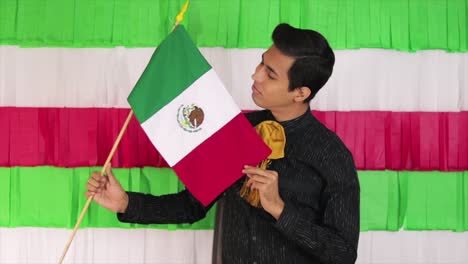Guapo-Modelo-Latino-Con-La-Bandera-De-México