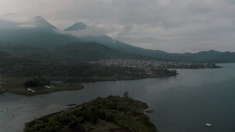 Stadtbild-Von-Santiago-Zwischen-Atitlan-See-Und-Vulkanen-In-Guatemala