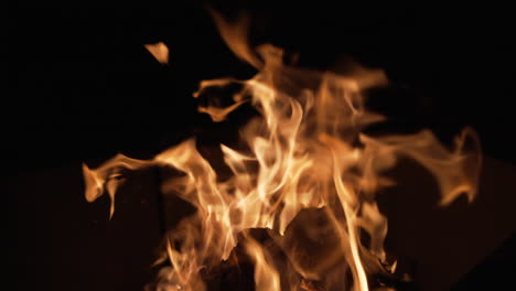 Flammen-Eines-Lagerfeuers-Wärmen-Die-Kalte-Nacht---Ruhe-In-Zeitlupe