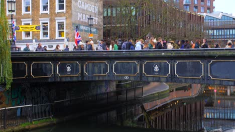 Gente-En-El-Concurrido-Puente-Sobre-El-Canal-Regent-En-El-Famoso-Mercado-De-Camden-En-Londres,-Reino-Unido