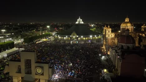 Vista-Aérea-De-Peregrinos-Acampando-Frente-A-La-Basílica-De-Guadalupe,-Peregrinación-Virgen-Día-Noche-En-Ciudad-De-México