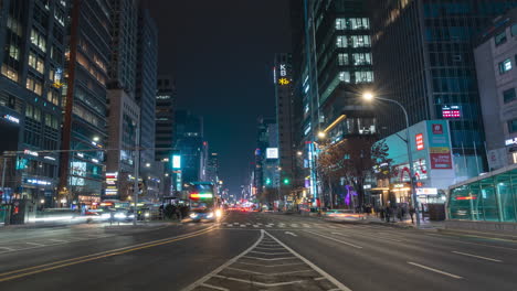 Gangnam-Straßenverkehr-Bei-Nacht---Autos,-Die-Sich-In-Seoul-Auf-Beiden-Seiten-Bewegen---Dynamischer-Zeitraffer