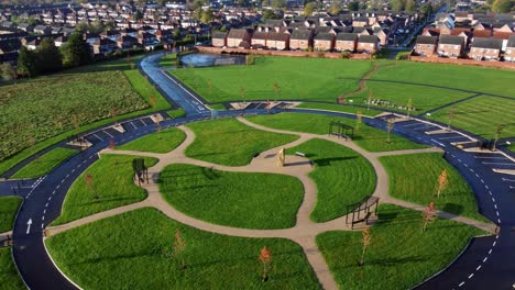 Moderner-Runder-Friedhofsweg-Design-Luftaufnahme-Künstlerischer-Garten-Der-Ruhe-Niedrige-Umlaufbahn-Links