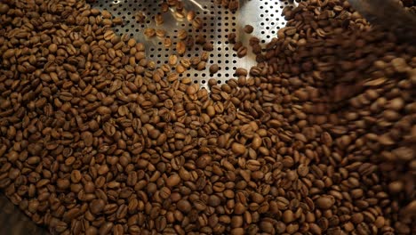 Roasting-Coffee-machine-moving-the-coffee-beans,-medium-roasting