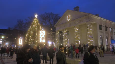 Weihnachtsstimmung-Im-Marktgebiet-Von-Quincy-Mit-Einer-Großen-Menschenmenge,-Die-Bei-Nacht-In-Boston,-Usa,-Im-Freien-Spazieren-Geht