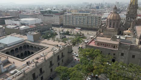 Drohne-Fliegt-Zwischen-Den-Türmen-Der-Kathedrale-Von-Guadalajara-In-Mexiko