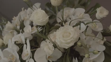 Close-up-bouquet-of-white-fresh-beautiful-spray-roses-flowers