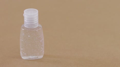Antikabterielles-Gel-In-Plastikflasche-Abgefüllt.-Linke-Seite