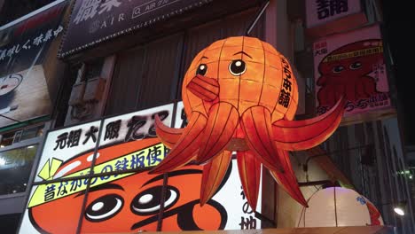 Oktopusfigur-Zeigt-Takoyaki-Zum-Verkauf-In-Der-Shinsaibashi-gegend