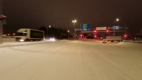 Tiro-Pov-Conduciendo-De-Noche-En-Las-Carreteras-Nevadas-Pesadas-En-Helsinki