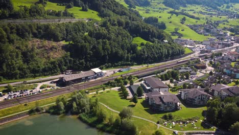 El-Lago-Walensee-En-El-Este-De-Suiza-Une-Los-Dos-Cantones-De-St