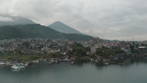 Ländliche-Stadt-Santiago-An-Der-Bucht-Des-Atitlan-sees-In-Guatemala---Luftaufnahme