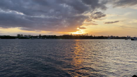 Schöner-Orange-Sonnenuntergang,-Flussstadt-Brisbane