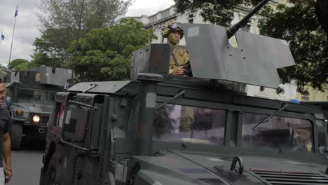 Der-Soldat-Betreibt-Einen-Geschützturm-Auf-Einem-Gepanzerten-Militärfahrzeug,-Das-Während-Der-Feierlichkeiten-Zum-Unabhängigkeitstag-Des-Landes-Durch-Die-Straßen-Der-Stadt-San-Salvador-Fährt