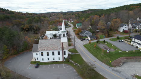 Drohnenansicht-Der-United-Methodist-Church-In-Sunapee,-New-Hampshire,-USA