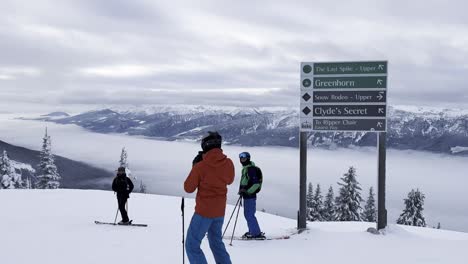 Esquiadores-Sobre-La-Cima-Del-Monte-Mackenzie-En-El-Resort-De-Montaña-Revelstoke-En-Canadá