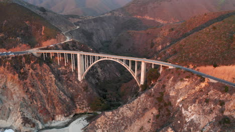 Bixby-Creek-Bridge---Bixby-Canyon-Bridge-Während-Des-Sonnenuntergangs-In-Big-Sur,-Monterey,-Kalifornien