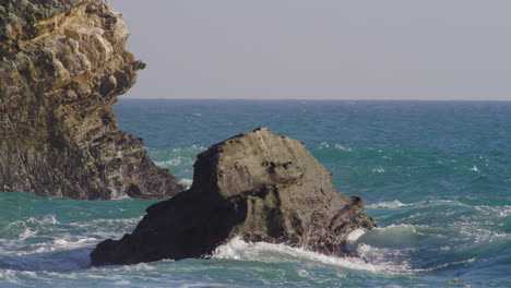 Meereswellen,-Die-Gegen-Felsen-Und-Schroffe-Klippen-Am-Strand-Krachen