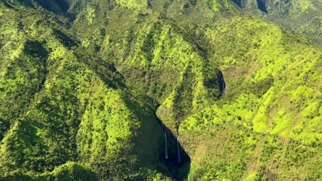 Waterfall-in-Kauai-beautiful-and-green