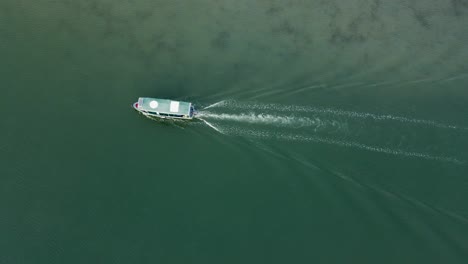 Luftaufnahme-Eines-Fischerbootes-Im-Arabischen-Meer,-Vereinigte-Arabische-Emirate