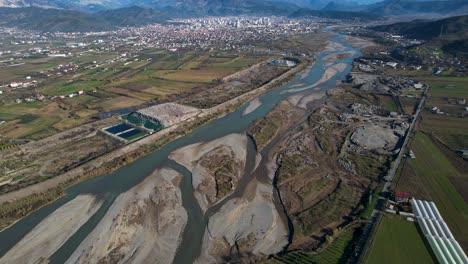 Deponie--Und-Sandabbauindustrien-Zerstören-Den-Fluss-Und-Die-Umliegende-Umwelt-In-Elbasan,-Albanien