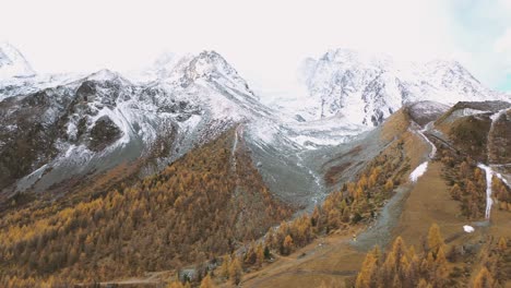 Drohnenflug-über-Ein-Atemberaubendes-Alpines-Tal-Im-Herbst