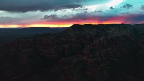 Cielo-Colorido-Al-Atardecer-Con-Legendarias-Rocas-Rojas-De-Sedona-En-Arizona,-Estados-Unidos