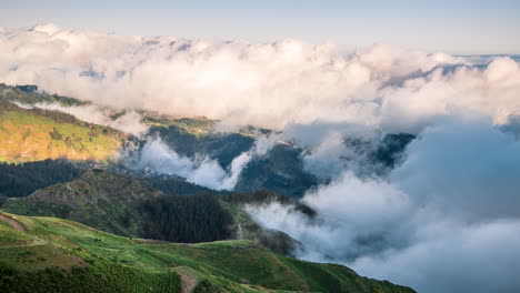 4K-Zeitraffer-Von-Wolken,-Die-Sich-über-Den-Berghang-Auf-Der-Insel-Madeira-Portugal-Bewegen