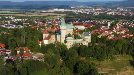 Breite-Rotierende-Drohnenaufnahme-Des-Schlosses-Der-Geister-Oder-Des-Schlosses-Bojnice-In-Der-Slowakei