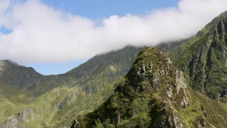 Pico-Rocoso-En-Drone-En-Los-Pirineos,-Pase-Al-Otro-Lado-De-La-Montaña-Para-Descubrir-Un-Valle
