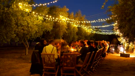 Abendessen-Tisch-Hochzeitsfeier-Menschen-Olivenfarm-Zündet-Kerzen-An-Zeitraffer-Von-Taylor-Brant-Film
