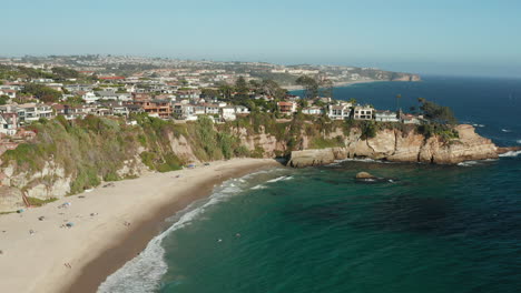 Private-Housing-Overlooking-The-Pacific-Ocean-In-California,-USA---aerial-drone-shot