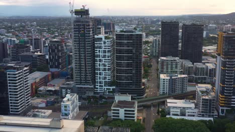 Panoramic-aerial-view-of-South-Brisbane-cultural-precinct-capturing-railway-track-leading-to-the-station,-featuring-Brisbane-convention-and-exhibition-centre,-riverside-South-Bank-Parklands