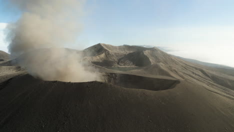 Panorama-Desde-Un-Volcán-Humeante,-Islas-Kuril,-Rusia