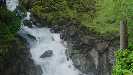 Stromschnellen,-Die-Durch-Felsen-Fließen-Und-Zu-Einem-Wasserfall-Im-Wald-Führen