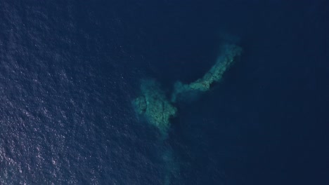 Aufnahmen-Von-Einer-Drohne-Einer-Wunderschönen-Klippe-Im-Meer