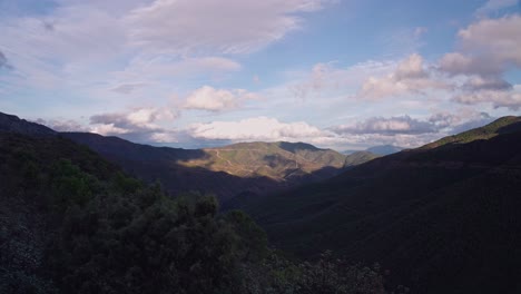 Cordillera-Montañosa-Con-Nubes-Dramáticas