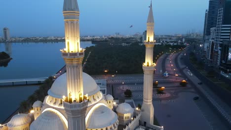 Drohnenkameraansicht-Der-Ikonischen-Al-noor-moschee-Von-Sharjah-In-Den-Vereinigten-Arabischen-Emiraten