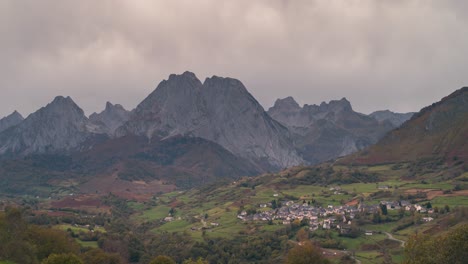 Zeitraffer-Lescun-Tal-In-Den-Französischen-Pyrenäen-Schöner-Bewölkter-Herbstnachmittag