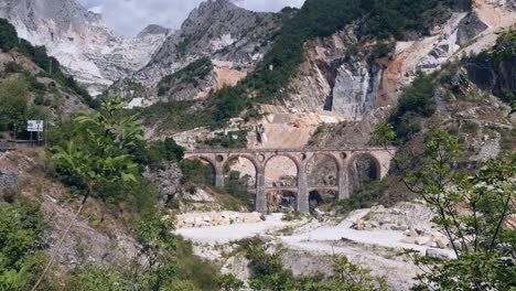 Puente-De-Vara-En-Carrara,-Sitio-Del-Antiguo-Ferrocarril-De-Mármol-Privado---Toscana,-Italia