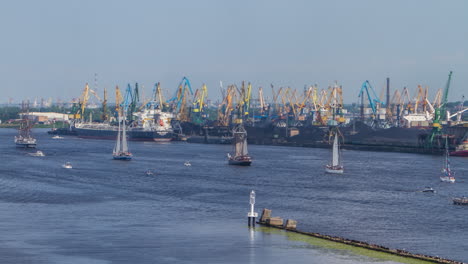 Zeitraffer-Segelboot-Regata,-Industriehafen-Hintergrund