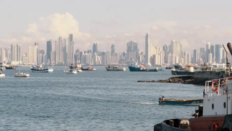Vista-Panorámica-De-Los-Barcos-Amarrados-En-El-Puerto-Deportivo-Del-Canal-De-Panamá,-A-Lo-Lejos-Un-Telón-De-Fondo-Escénico-De-Los-Espectaculares-Edificios-Modernos-Y-El-Hermoso-Paisaje-Urbano-De-La-Ciudad-De-Panamá