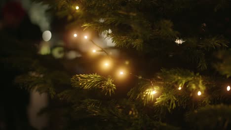 Primer-Plano-De-Las-Luces-De-Hadas-En-El-árbol-De-Navidad-Decorado