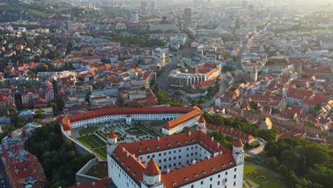 Breiter-Drohnenschuss,-Der-Das-Schloss-Bratislava-In-Der-Slowakei-Enthüllt