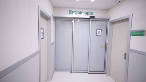 Sala-De-Hospital-De-Radioterapia-Para-Prueba-De-Rayos-X-Análisis-De-Resonancia-Magnética-Después-Del-Trauma