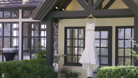 Weißes-Hochzeitskleid-Der-Braut,-Das-Außerhalb-Des-Hochzeitszimmers-Hängt