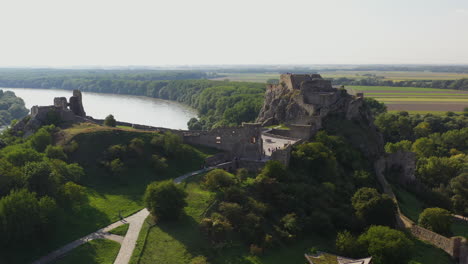 Filmische-Rotierende-Drohnenaufnahme-Der-Burg-Hrad-Devin-In-Der-Slowakei