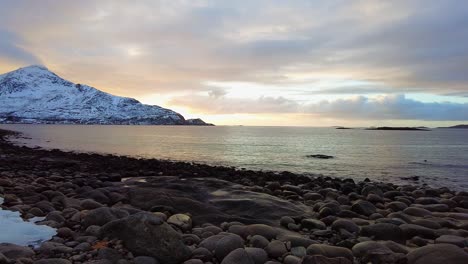 Blick-über-Den-Fjord-In-Der-Nähe-Von-Tromvik-In-Der-Gegend-Von-Tromso