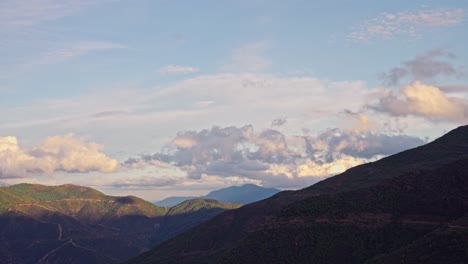 Bergsilhouette-Mit-Vorbeiziehenden-Wolken-Bei-Sonnenuntergang